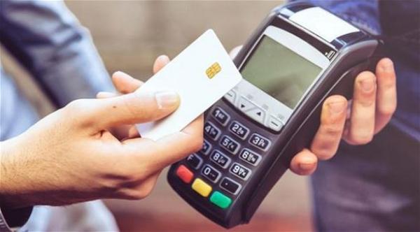 لهذا السبب لا تعطي بطاقتك الائتمانية لأحد عند الدفع