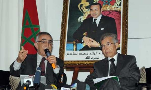 لائحة بأسماء أعضاء اللجنة الاستشارية لمراجعة الدستور