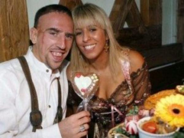 زوجة ريبري حامل رغم قضية الخيانة مع زاهية