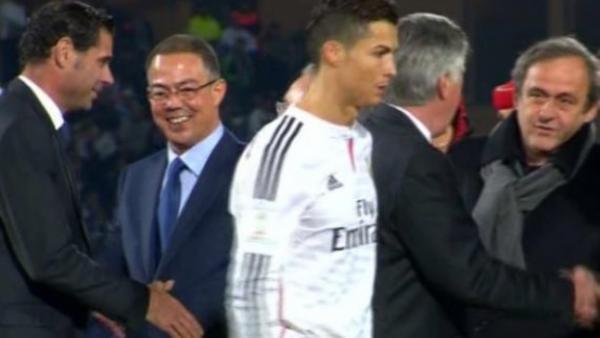 بالفيديو : رونالدو يرد "الصرف" لبلاتيني و يتجاهل مصافحته أثناء تسليم الجوائز