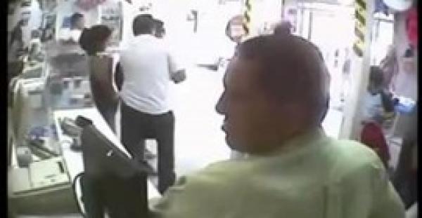 بالفيديو.. لحظة قتل ضابط شرطة لـ«مجرم » حاول سرقة صيدلية