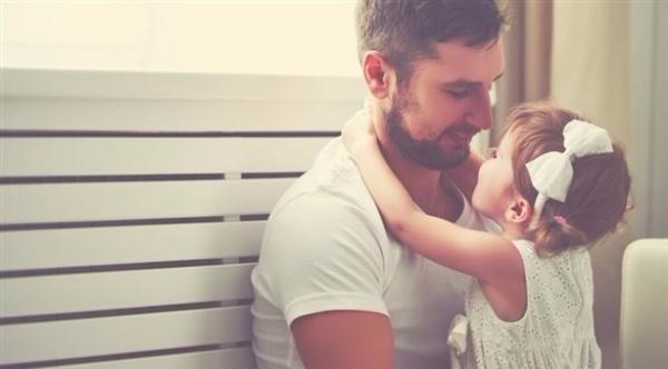 دراسة بريطانية: إنجاب الإناث يطيل عمر الأب