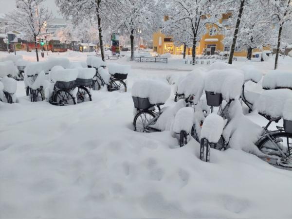 الثلوج تشلّ حركة الطيران والحياة في ألمانيا