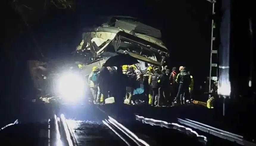 لعنة القطارات تلاحق إسبانيا.. حادث قطار مروّع يودي بحياة شخص ويصيب آخرين بجروح خطيرة