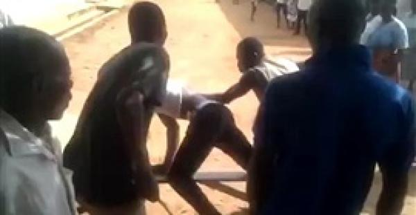 بالفيديو.. لحظة معاقبة رجل «زاني» بالجلد أمام المارة