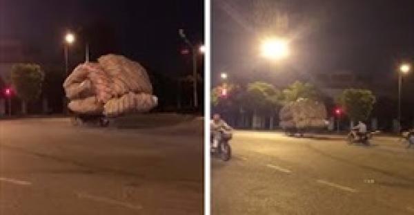 بالفيديو.. حمولة ضخمة فوق "عجلة" تثير دهشة المارة