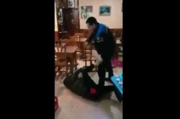 القنصلية المغربية تدخل على خط فيديو اعتداء شرطي اسباني على مغربي