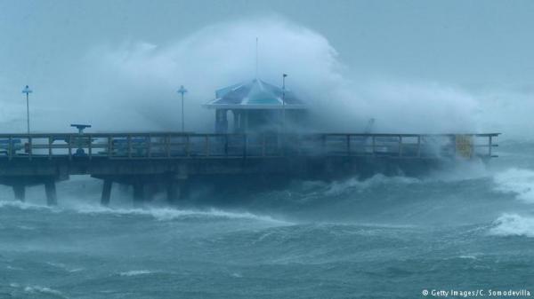 إعصار "إيرما" يشفط مياه المحيط!