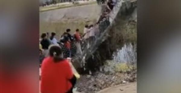 لحظة انهيار جسر معلق وسقوط السياح في المياه (فيديو)