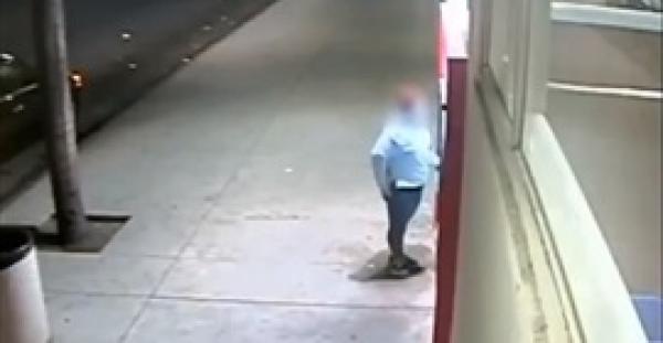 لص يسرق امرأة لحظة سحبها النقود من الصراف الآلي