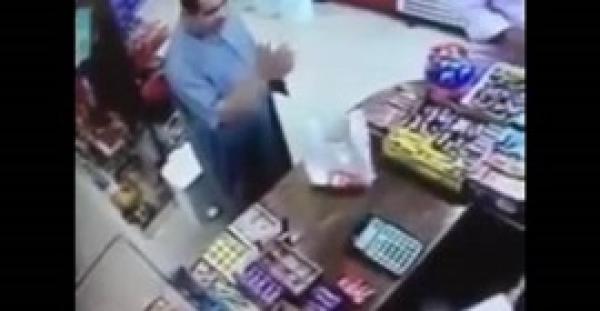 بالفيديو.. أراد النصب على صاحب المحل وتراجع بعدما شاهد كاميرا المراقبة