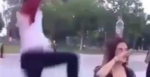 بالفيديو.. شاب حاول استعراض مهاراته أمام الأصدقاء فلقن فتاة ضربة قاسية