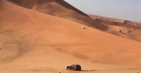 بالفيديو.. لحظة سقوط سيارة من أعلى مرتفع رملي وتطاير قائدها في الهواء