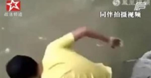 بالفيديو.. لحظة غرق مراهق وسط ضحك أصدقائه