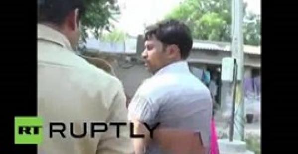 بالفيديو : هندي يجرد زوجته من ملابسها ويطاردها عارية في الشوارع