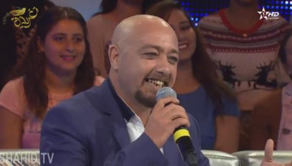 رفيق بوبكر في لوك جديد لأول مرة في بلاطو برنامج تغريدة