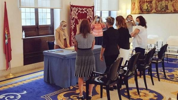 في سابقة .. مستشارة مُحجبة مغربية الأصل تشرف على زواج سحاقيات بإسبانيا