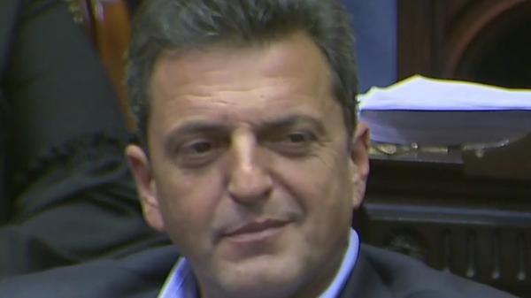 بالفيديو...نائب أرجنتيني يحرك الأشياء عن بعد أثناء الجلسة البرلمانية