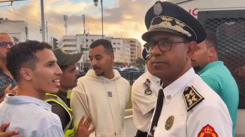 لقطة طريفة.. الصطافيت امتلأت بالموقوفين وشباب سعداء بعدما أفرجت عنهم عناصر الأمن