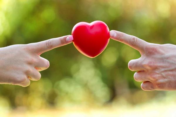 تعلمي كيف تعبرين له عن مشاعرك