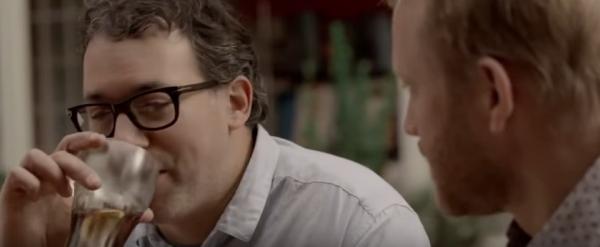 خطير ...إشهار لكوكاكولا بالإسبانية يشجع الأطفال على المثلية الجنسية!