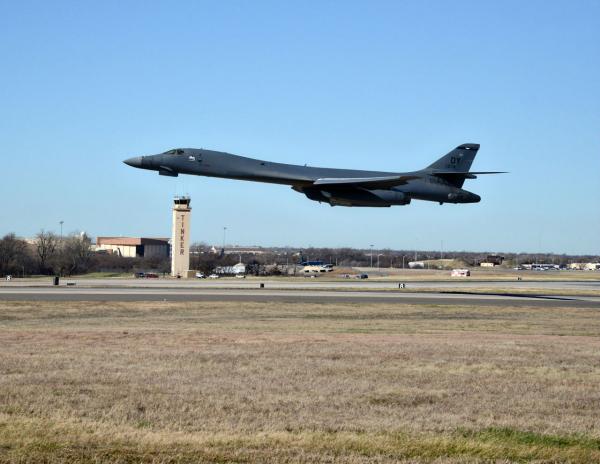 هل هي بوادر حرب وشيكة...قاذفات صواريخ أمريكية جد متطورة تحط بالسعودية ووزير دفاع "ترامب" يصل إلى الرياض