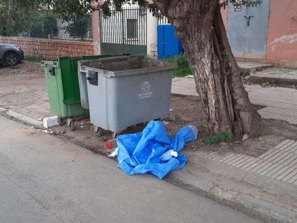 رمي النفايات والملابس الطبية من طرف مصحات وعيادات خاصة يثير ضجة بسبب تعريض عمال النظافة لخطر الإصابة بكورونا