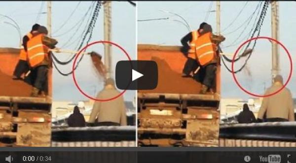 بالفيديو: عمال طرق يرشون الرمل والملح على المارة في روسيا