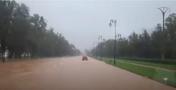 مياه الأمطار الغزيرة تغرق الطريق بين تطوان والمضيق