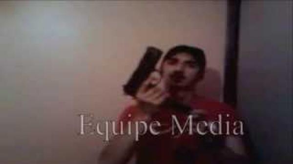 شخص يشهر مسدسا ويهدد بقتل مرتزقة 'البوليساريو'  في العيون