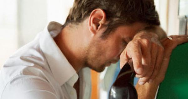 صادم... مهندس دولة معطل يلقي بنفسه من الطابق الأول لمنزل أسرته بهذه المدينة والسبب مؤلم!