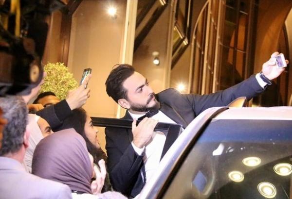 بالفيديو: تامر حسني يهرب من معجبة اقتحمت المسرح