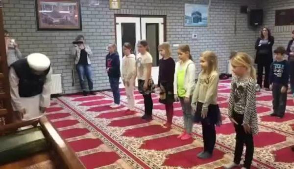 غضب في هولندا بعد فيديو لأطفال يعلمهم شيخ الصلاة (فيديو)