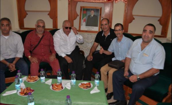 بالصورة : جزائريون يعزفون على وتر " الفتنة " للإيقاع بين الزاكي و المغاربة عبر صورة بوتفليقة