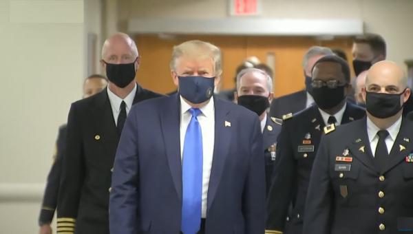 ترامب يضع قناعاً للمرّة الأولى منذ بدء أزمة فيروس كورونا