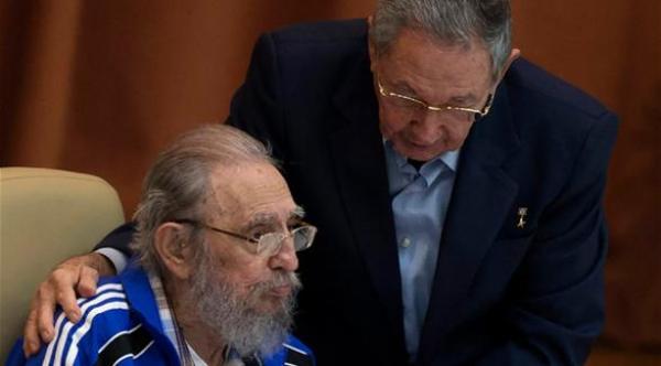 فيدل كاسترو يخرج من عزلته ويتحدث عن الموت