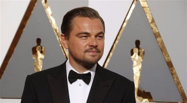 دي كابريو يعيد جائزة أوسكار فاز بها براندو بسبب "غسل الأموال"