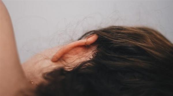 امرأة تصاب بحالة نادرة تجعلها تسمع تدفق الدم في شرايينها