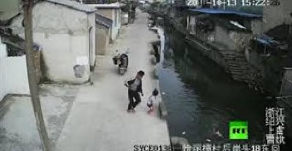 لحظة إنقاذ شاب لفتاة صغيرة من الغرق في النهر (فيديو)