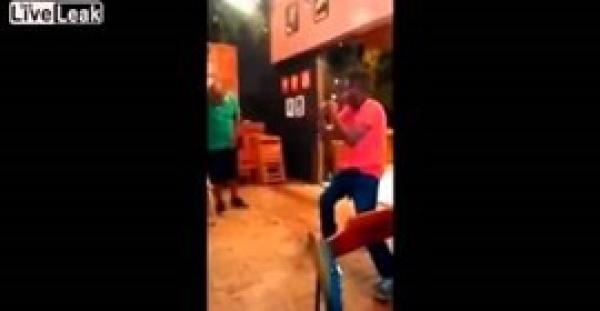 بالفيديو.. شاب يتلقى عقابًا قاسيًا لإثارته غضب رجل أقوى منه