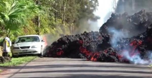 نهر من الحمم البركانية يحاصر سيارة (فيديو)