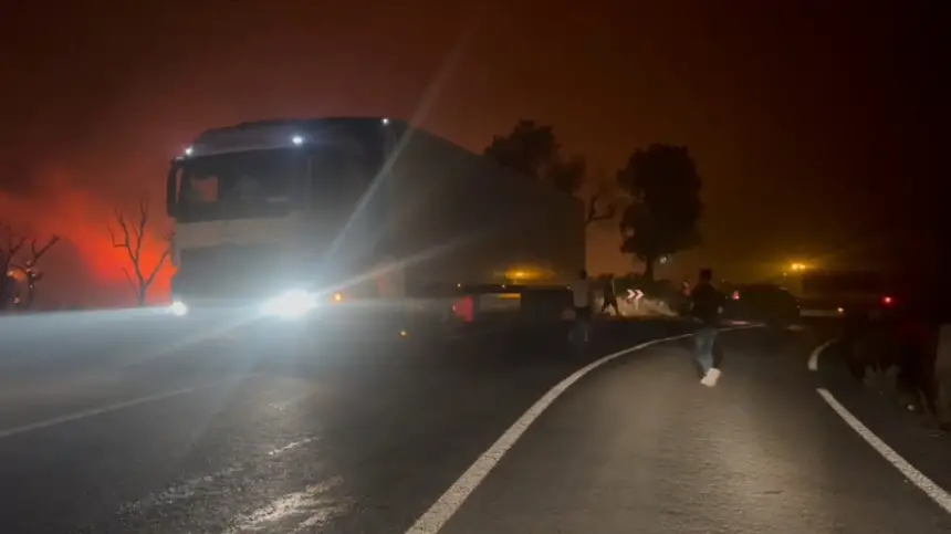 حريق غابة "كرانخا" بإقليم شفشاون يتسبب في قطع الطريق بين منطقة الزيتون ودردارة