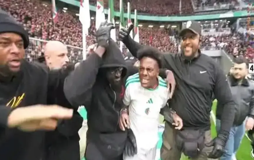 فضيحة عالمية.. فوضى كبيرة من الجماهير الجزائرية وطرد الستريمر العالمي "سبيد" بالقارورات والشتائم(فيديو)