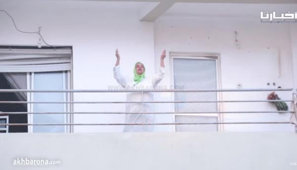 مشهد تقشعر له الأبدان.. سيدة تدعو الله من شرفة منزلها من أجل رفع البلاء