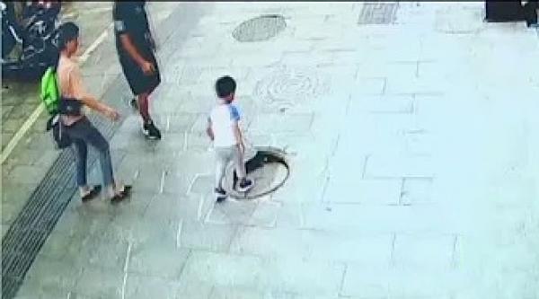 أب يتدخل بسرعة مدهشة لإنقاذ ابنه الذي سقط في بالوعة الصرف الصحي