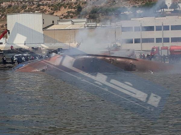 عاجل... النيران تأتى على باخرة أكادير بأكملها وتتسبب في غرقها وهذا سبب الحريق (فيديو و صور حصرية)