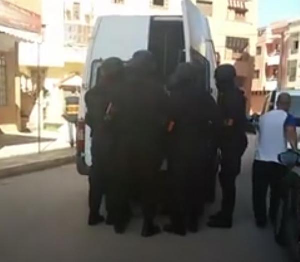 بالفيديو: لحظات اعتقال شابين ببني ملال من طرف رجال الخيام