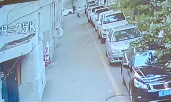 شاهد: شاب ينقذ طفلاً سقط من الطابق الخامس