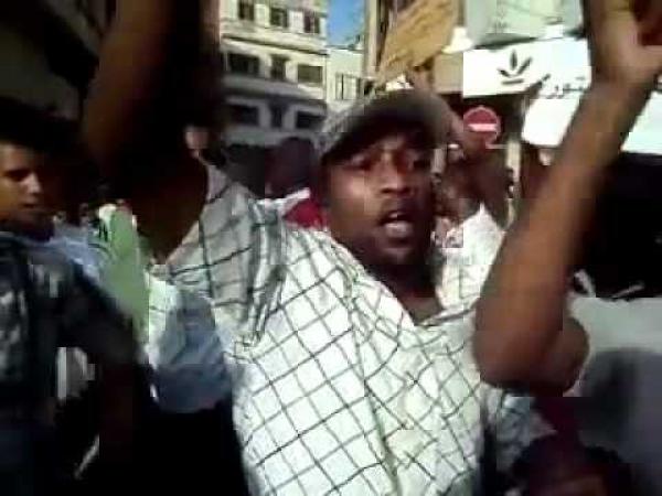 أفارقة يهتفون ملكنا واحد محمد السادس و كلشي على " duduga "