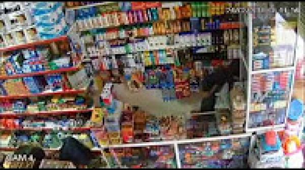 خطير .. شوفو كيفاش تعداو شفارة على مول الحانوت فتمارة بطريقة خطيرة